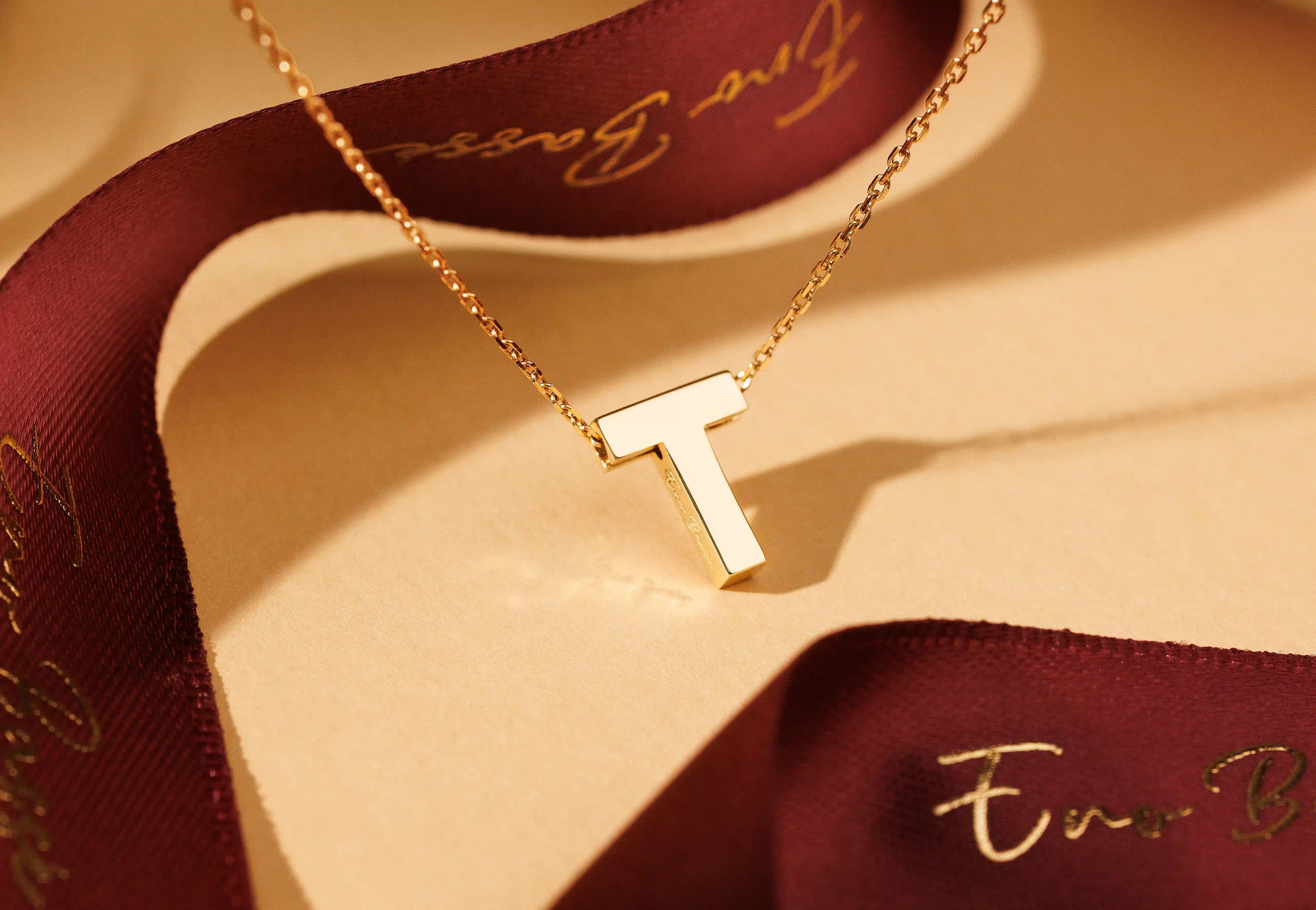 Yellow gold tee-shaped pendant